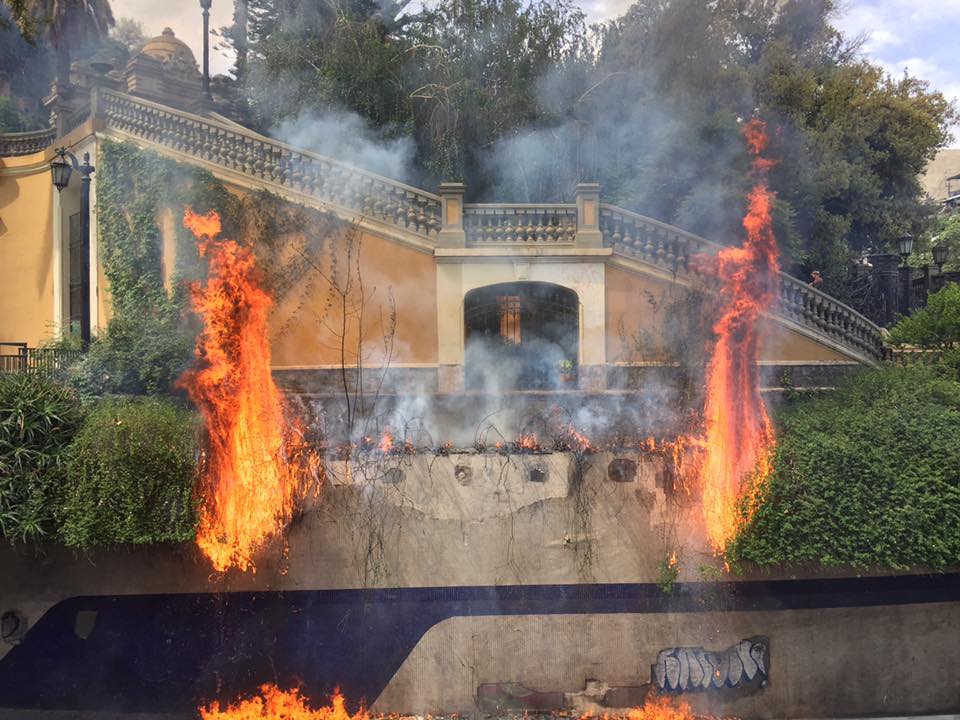 Lado de Cerro Santa Lucia queima depois que forças especiais disparam gás lacrimogêneo contra manifestantes, 19 de outubro de 2019. Frente Fotografico / Facebook