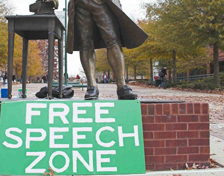 Placa indicando uma "Zona de Expressão Livre"