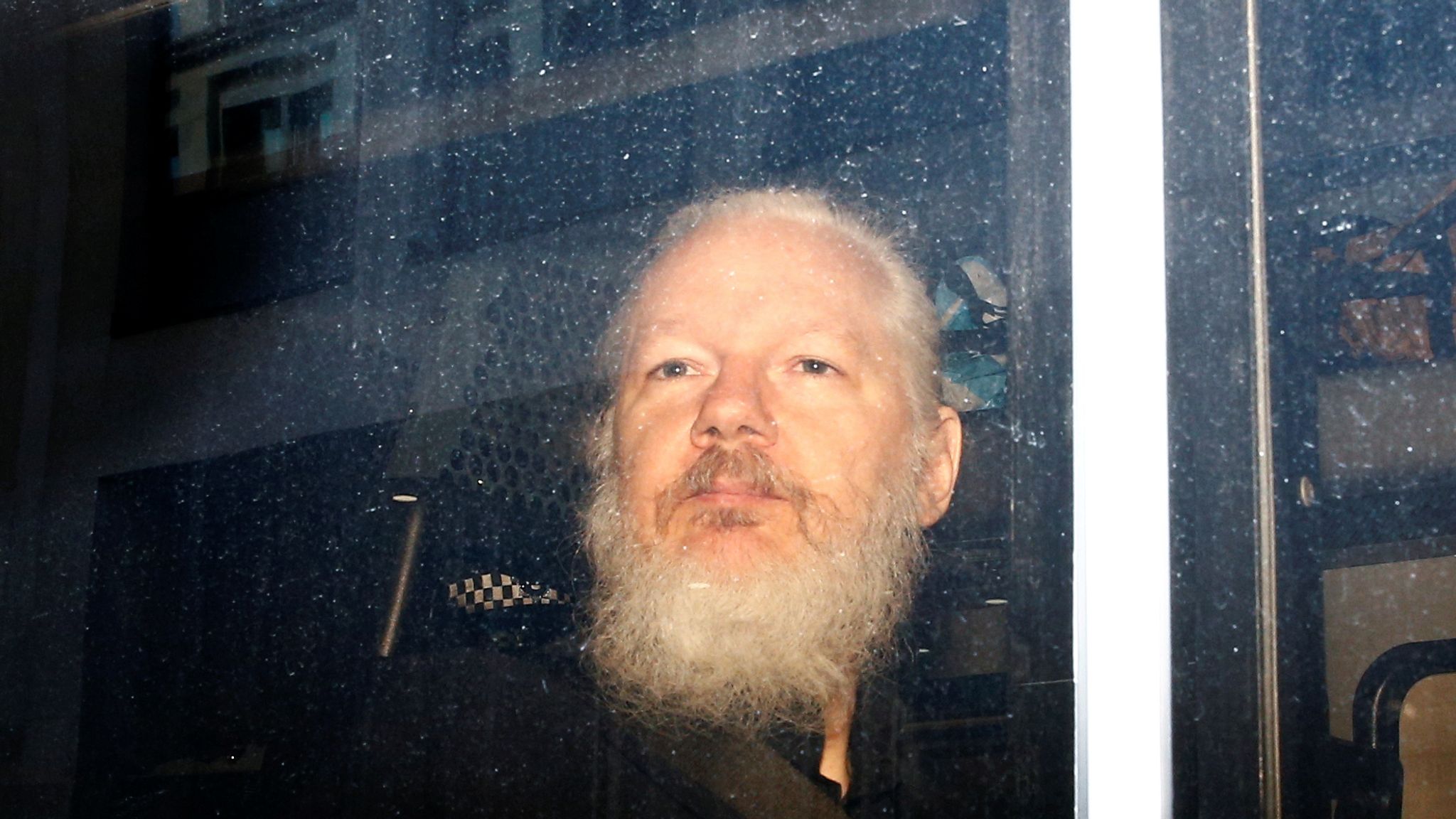 Por que o julgamento de Julian Assange ameaça a imprensa livre