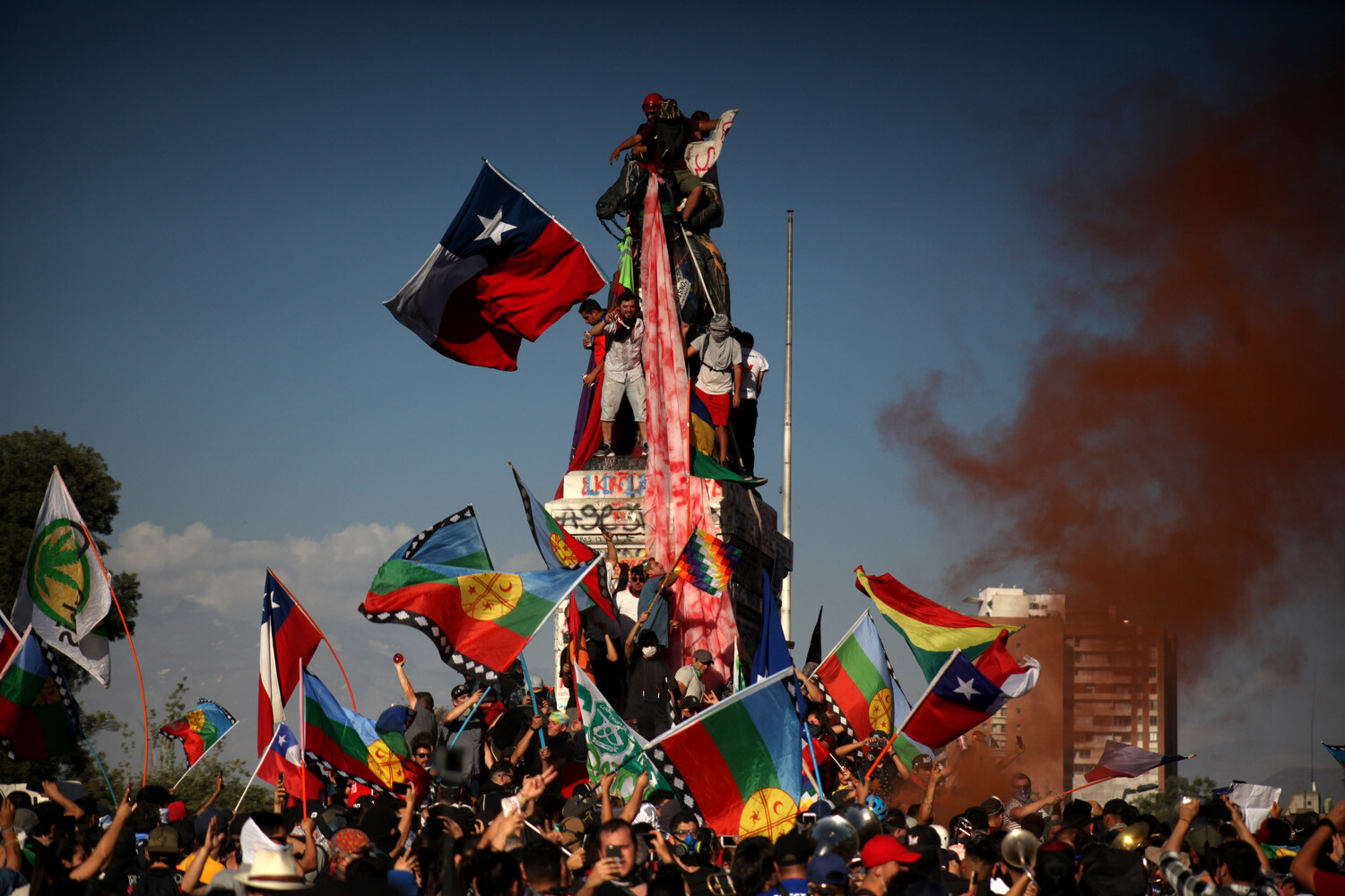 O CHILE ACORDOU. O povo luta nas ruas contra o…