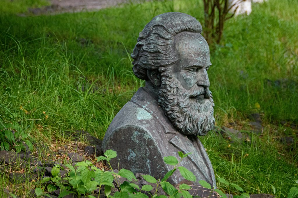 Busto de Marx (imagem por Lian Begett via unsplash)