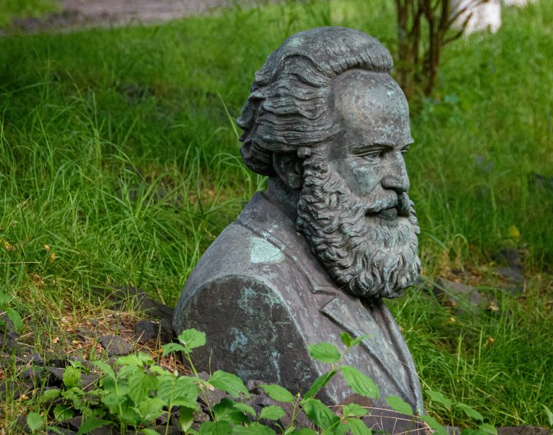 Busto de Marx (imagem por Lian Begett via unsplash)