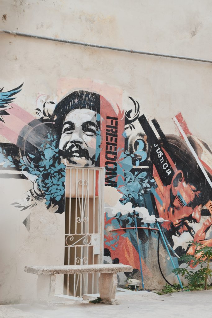 Mural em Havana, Cuba por Emily Crawford disponibilizada via https://unsplash.com/photos/u6zlCLNiOHQ