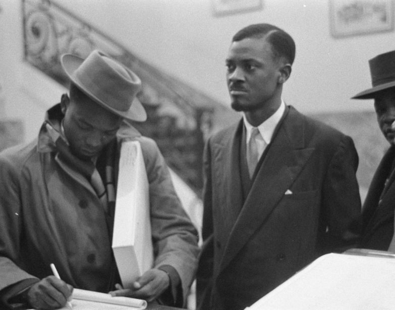 Patrice Lumumba (centro) em 1960. Wikimedia Commons
