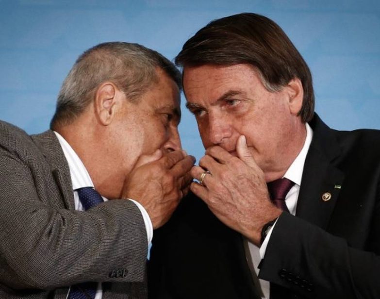 General Braga Neto cochichando com Jair Bolsonaro. Foto de Pablo Jacob / Agência O Globo.