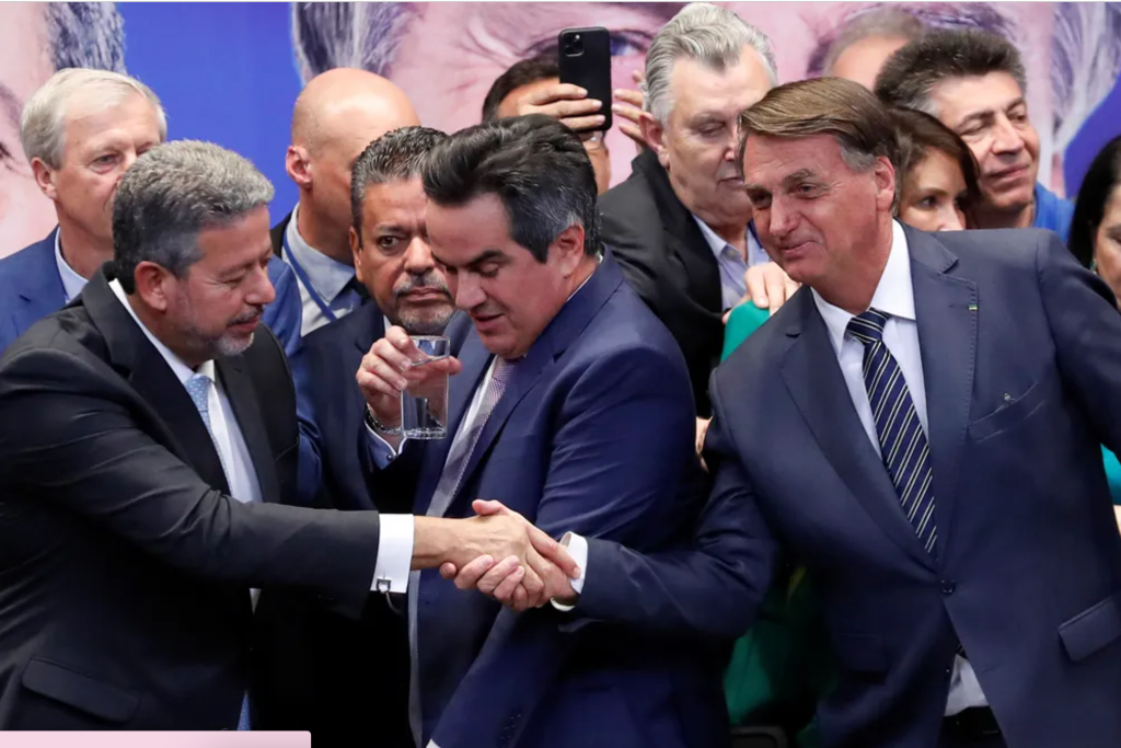 Presidente da Câmara, Arthur Lira, cumprimenta Jair Bolsonaro em convenção do PP. Foto: Adriano Machado / REUTERS