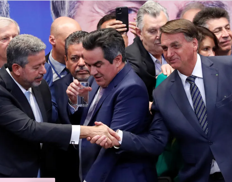 Presidente da Câmara, Arthur Lira, cumprimenta Jair Bolsonaro em convenção do PP. Foto: Adriano Machado / REUTERS