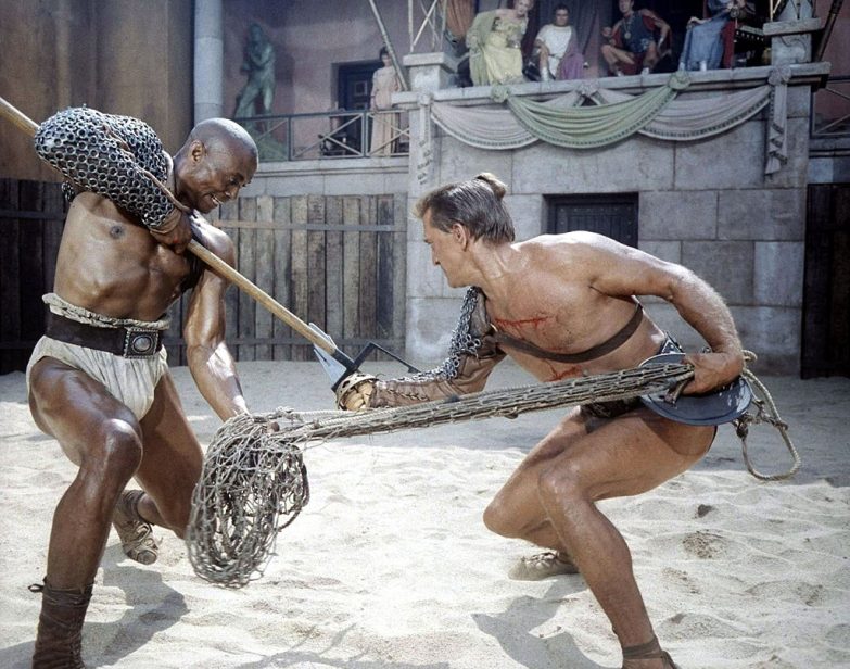 Woody Strode (L) e Kirk Douglas (R) numa batalha de gladiadores no filme Spartacus de 1960. (Silver Screen Collection / Getty Images)