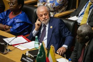 O presidente brasileiro Luiz Inácio Lula da Silva participa da Sessão Ordinária da Assembleia da União Africana em sua sede em Adis Abeba, Etiópia, em 17 de fevereiro de 2024. (Michele Spatari / AFP via Getty Images)