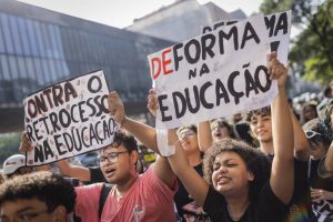 Estudantes protestam contra a reforma do ensino médio, aprovada em 2017, na avenida Paulista, em São Paulo. Foto de Bruno Santos / Folhapress
