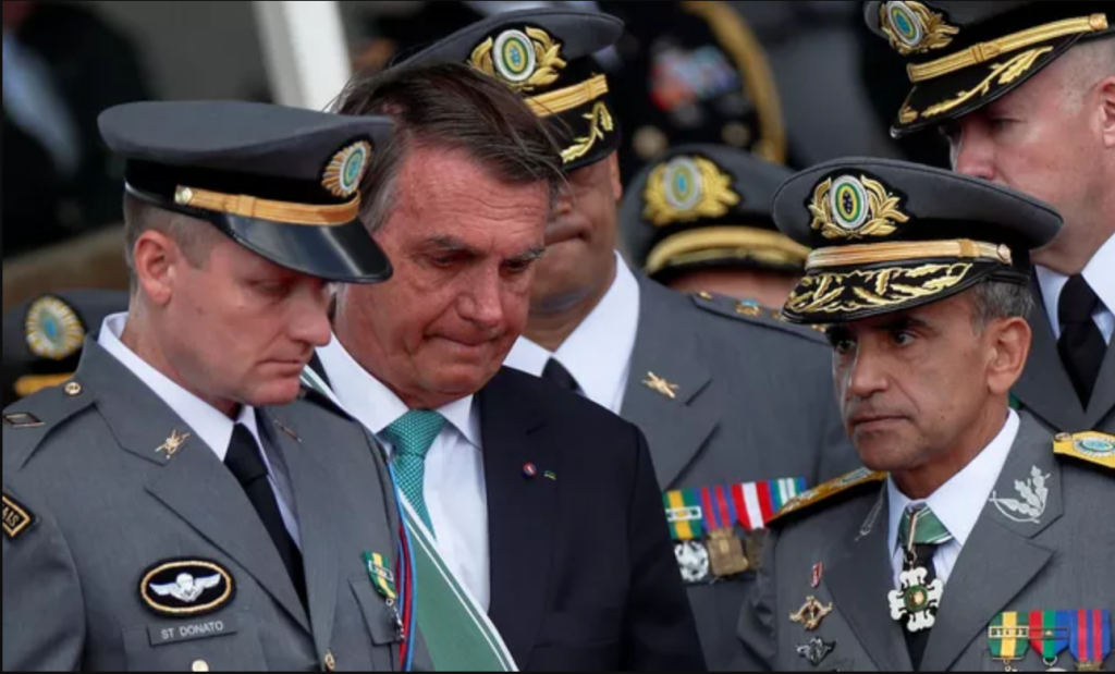 Generais cercam o presidente Jair Bolsonaro em solenidade no Dia do ExércitoGenerais cercam o presidente Jair Bolsonaro em solenidade no Dia do Exército. Foto de Adriano Machado / Reuters.