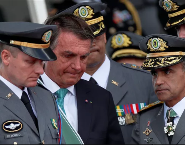 Generais cercam o presidente Jair Bolsonaro em solenidade no Dia do ExércitoGenerais cercam o presidente Jair Bolsonaro em solenidade no Dia do Exército. Foto de Adriano Machado / Reuters.