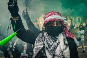 Mulher palestina organizando um protesto. (Reprodução
