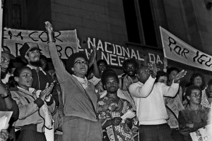 Ato organizado pelo MNU na Praça da Sé, em 1979. Clóvis Moura participou do movimento e o Florestan Fernandes comenta sobre o movimento. (Foto: Ennio Brauns)
