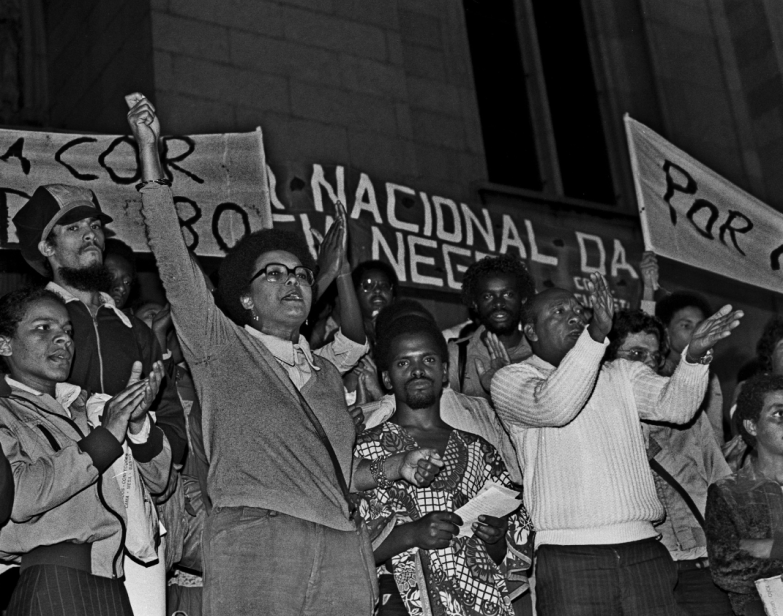 Ato organizado pelo MNU na Praça da Sé, em 1979. Clóvis Moura participou do movimento e o Florestan Fernandes comenta sobre o movimento. (Foto: Ennio Brauns)