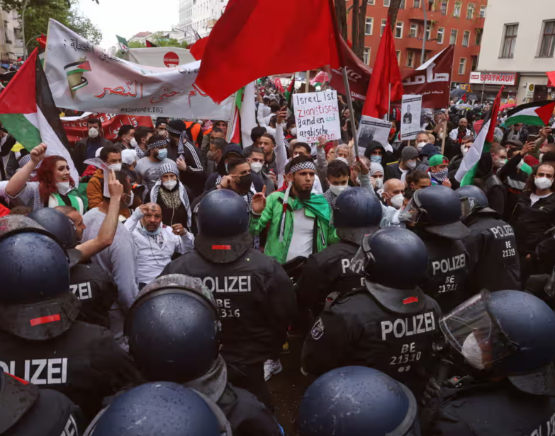 A polícia de choque reprime manifestantes no distrito de Neukölln, em Berlim. Fotografia: Sean Gallup/Getty Images