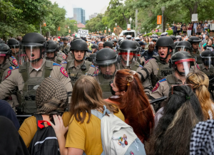Soldados estaduais atacam manifestantes na Universidade do Texas em Austin na quarta-feira. Foto de Jay Janner / USA Today Network, via Reuters.
