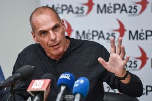 Yanis Varoufakis fala durante uma conferência de imprensa em 29 de maio de 2019, em Atenas, Grécia. (Aris Messinis/AFP via Getty Images)