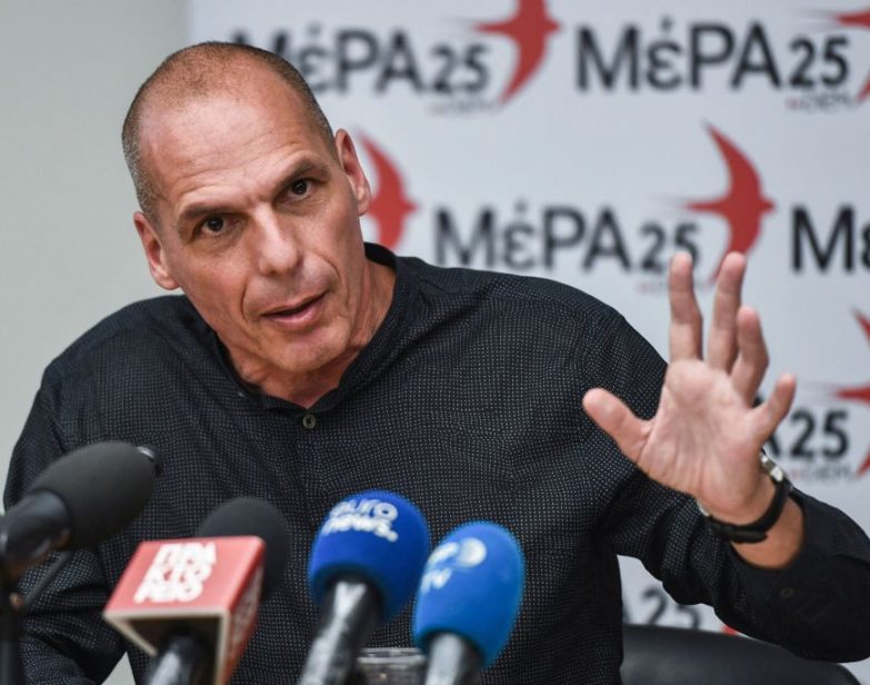 Yanis Varoufakis fala durante uma conferência de imprensa em 29 de maio de 2019, em Atenas, Grécia. (Aris Messinis/AFP via Getty Images)