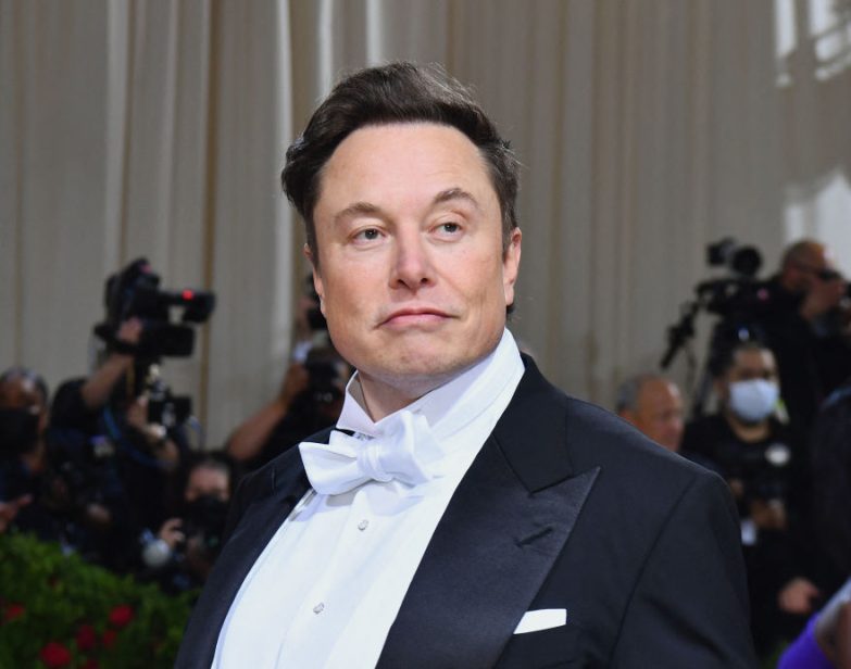 Elon Musk chega para o 2022 Met Gala no Metropolitan Museum of Art em 2 de maio de 2022, em Nova York. (Angela Weiss/AFP via Getty Images)