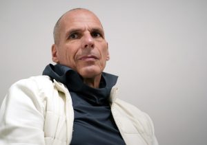 Yanis Varoufakis durante entrevista em 8 de abril de 2024, em Milão, Itália. (Pier Marco Tacca/Getty Images)