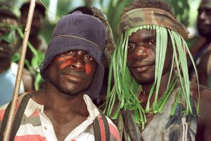 Guerilheiros do Exército Revolucionário de Bougainville, alguns ainda vestindo camuflagem, observam a assinatura do acordo de cessar-fogo que encerrou sua campanha. (Torsten Blackwood / AFP via Getty Images)