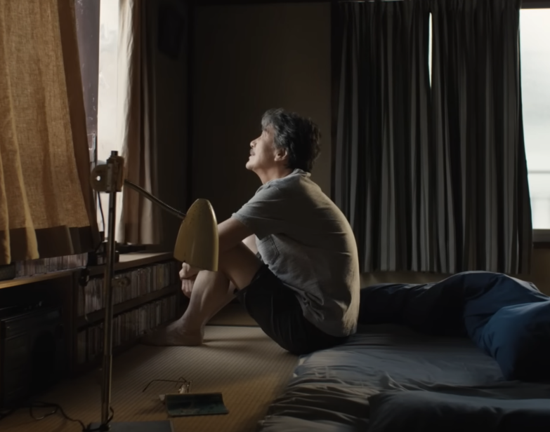 Kōji Yakusho interpreta Hirayama, um limpador de banheiros, no filme de Wim Wenders, Dias Perfeitos (Perfect Days). (The Match Factory / YouTube).