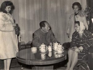 Alexina (sentada) em encontro com o Presidente Mao Zedong (Reprodução)