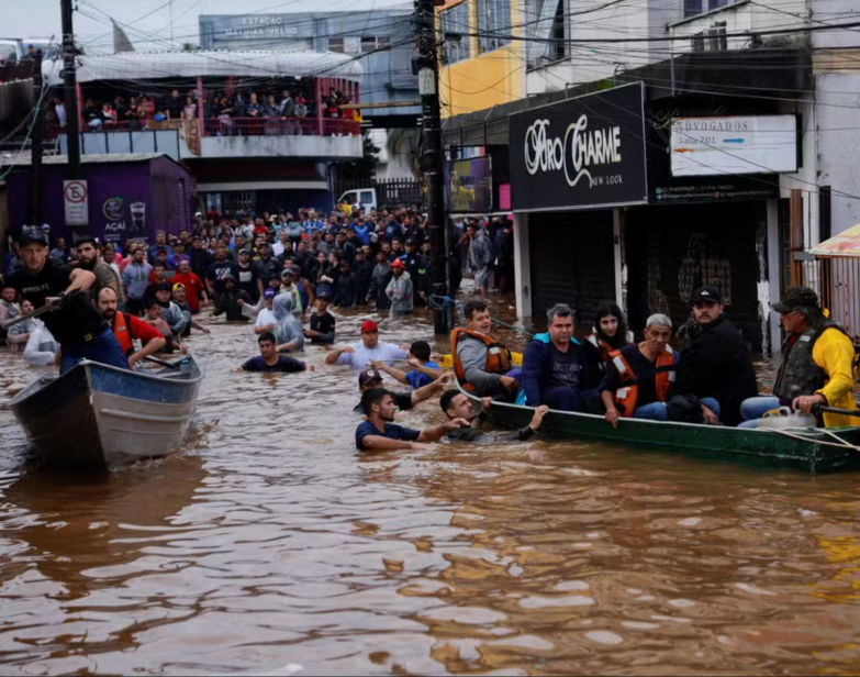 Moradores são resgatados de enchente em Canoas, no Rio Grande do Sul. Foto de Amanda Perobelli / Reuters
