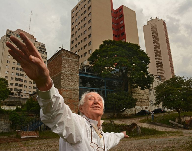 Zé Celso em terreno ao lado do Teatro Oficina, em São Paulo. Foto de Karime Xavier / Folhapress