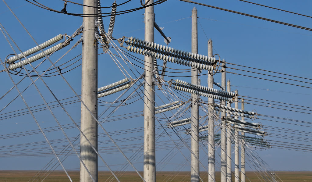 Linhas de energia de alta tensão passam ao longo da rede elétrica em 16 de maio de 2024, em West Palm Beach, Flórida. (Joe Raedle/Getty Images)