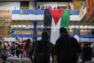 Estudantes e movimentos sociais acampam na FFLCH para pedir o cessar-fogo na Faixa de Gaza e que a USP rompa as relações com entidades israelenses. Foto de Felipe Iruatã / Estadão