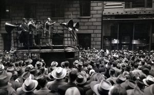 Membros do Sindicato dos Trabalhadores do Transporte se reúnem na cidade de Nova York em 2 de novembro de 1946. Michael J. Quill, chefe do sindicato, fala com os trabalhadores do alto de um caminhão de som. (Bettmann / Getty Images)