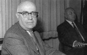 O teórico da Escola de Frankfurt, Theodor Adorno, fotografado em 1964. (Harry Croner/ullstein bild via Getty Images)