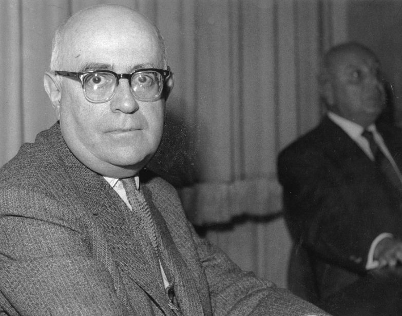 O teórico da Escola de Frankfurt, Theodor Adorno, fotografado em 1964. (Harry Croner/ullstein bild via Getty Images)