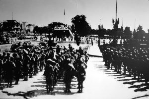 Soldados reunidos em 2 de setembro de 1945, na Praça Ba Dinh em Hanoi para o desfile do Dia da Independência. Foto: Museu Ho Chi Minh