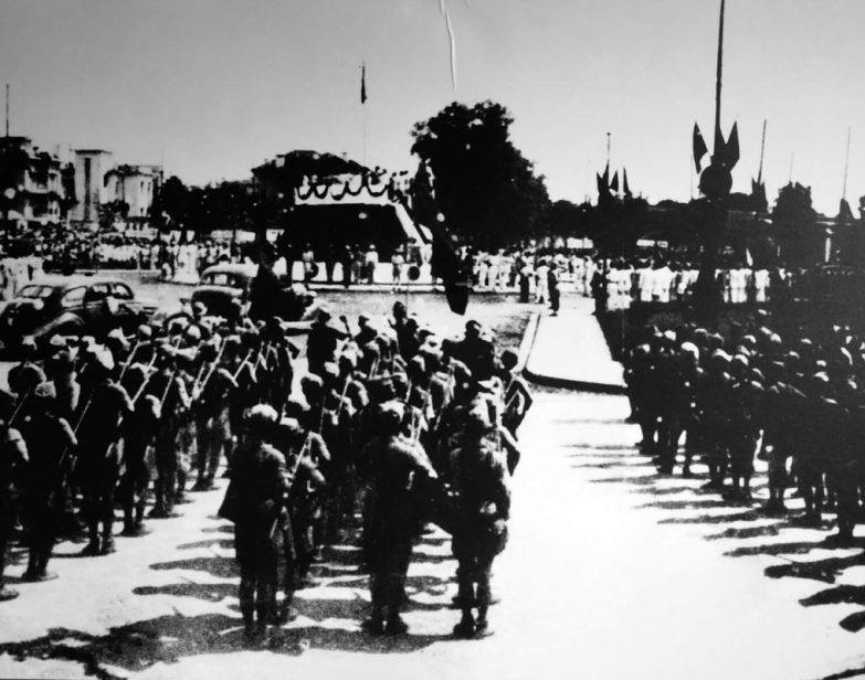 Soldados reunidos em 2 de setembro de 1945, na Praça Ba Dinh em Hanoi para o desfile do Dia da Independência. Foto: Museu Ho Chi Minh