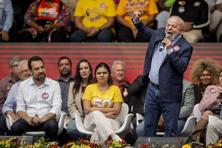 O presidente Lula (PT) em comício com Guilherme Boulos (PSOL). Foto de Adriano Vizoni / Folhapress