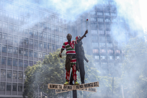 Manifestantes e gás lacrimogêneo durante a mobilização contra o projeto de lei tributária proposto pelo governo queniano em Nairóbi. (Foto de Boniface Muthoni / SOPA Images/Sipa USA) (Sipa via AP Images)