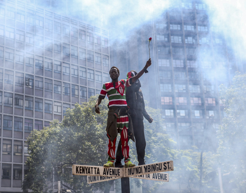 Manifestantes e gás lacrimogêneo durante a mobilização contra o projeto de lei tributária proposto pelo governo queniano em Nairóbi. (Foto de Boniface Muthoni / SOPA Images/Sipa USA) (Sipa via AP Images)