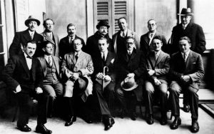 Carlo Rosselli sentado com um grupo de membros do movimento antifascista italiano Giustizia e Libertà na década de 1930. (Mondadori Portfolio / Getty Images)