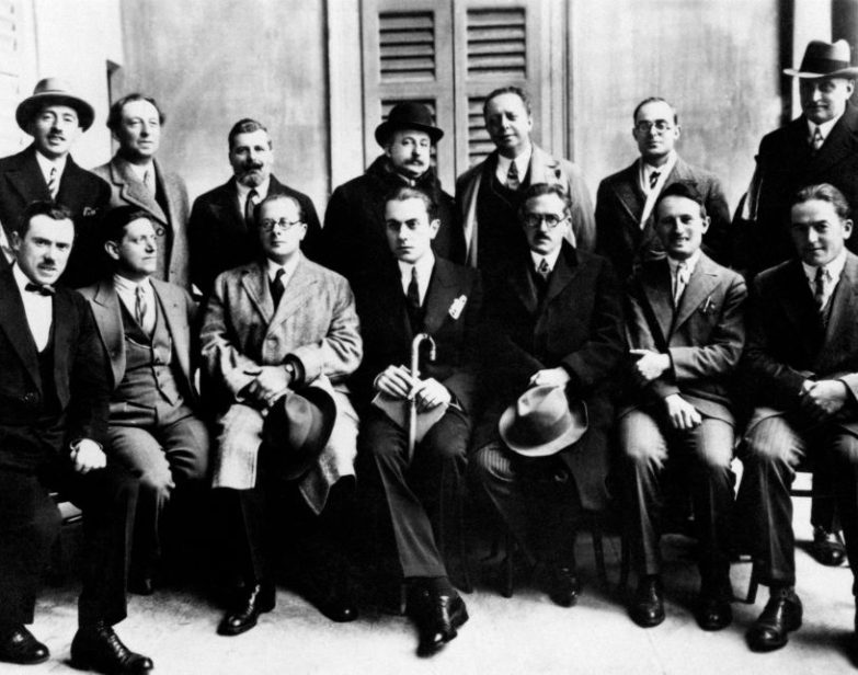 Carlo Rosselli sentado com um grupo de membros do movimento antifascista italiano Giustizia e Libertà na década de 1930. (Mondadori Portfolio / Getty Images)