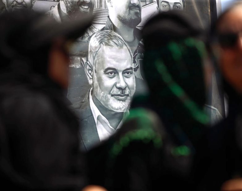 Retrato do líder político assassinado do Hamas, Ismail Haniyeh. (Ahmad Hmad al-Rubye / AFP via Getty Images)