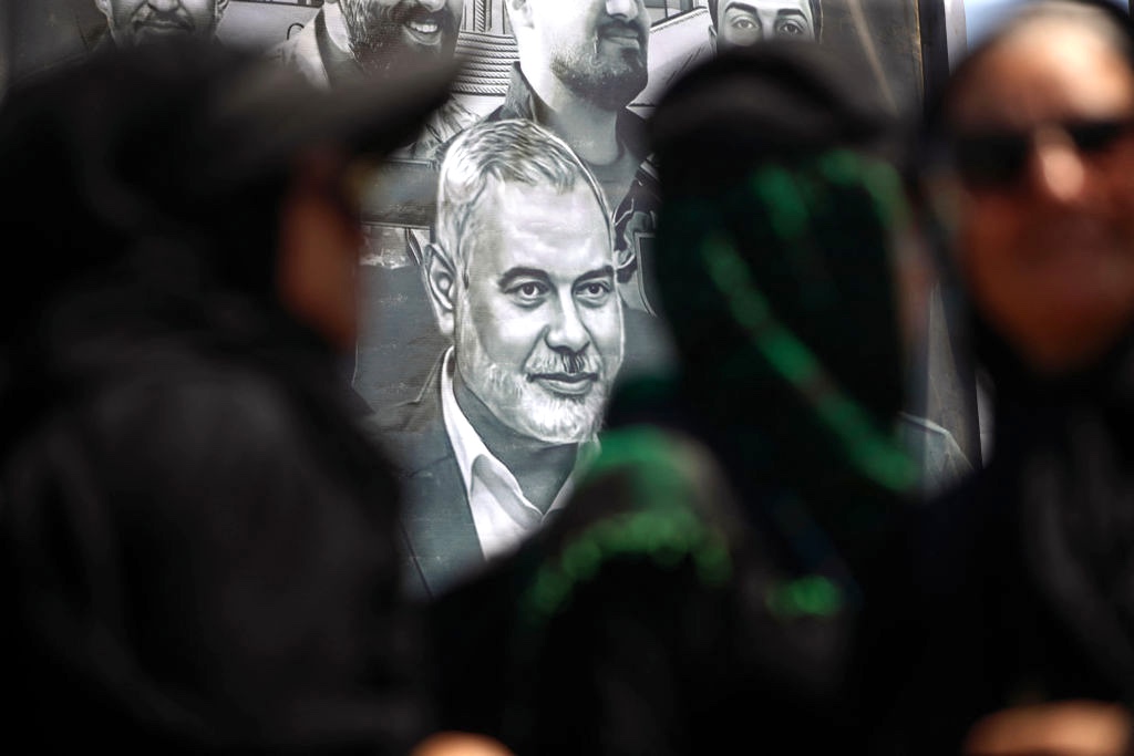 Retrato do líder político assassinado do Hamas, Ismail Haniyeh. (Ahmad Hmad al-Rubye / AFP via Getty Images)