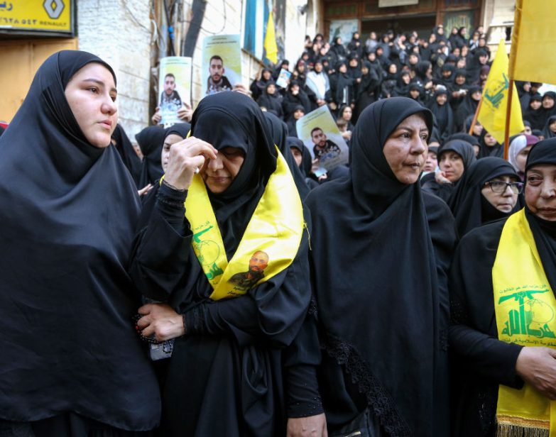 Mulheres comparecem ao funeral das vítimas que foram mortas nas explosões de pagers eletrônicos em Beirute, Líbano, em 18 de setembro de 2024. (Marwan Naamani / dpa / picture alliance via Getty Images)