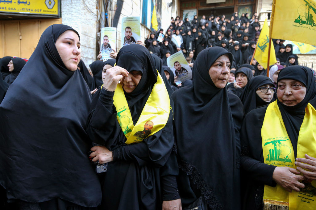 Mulheres comparecem ao funeral das vítimas que foram mortas nas explosões de pagers eletrônicos em Beirute, Líbano, em 18 de setembro de 2024. (Marwan Naamani / dpa / picture alliance via Getty Images)