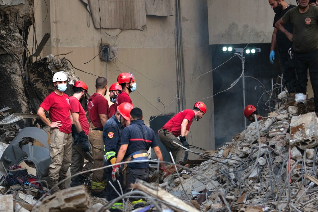 Paramédicos trabalhando a noite toda para resgatar pessoas dos escombros após um ataque israelense em Beirute, Líbano, em 20 de setembro de 2024. (Courtney Bonneau / Middle East Images / AFP via Getty Images)