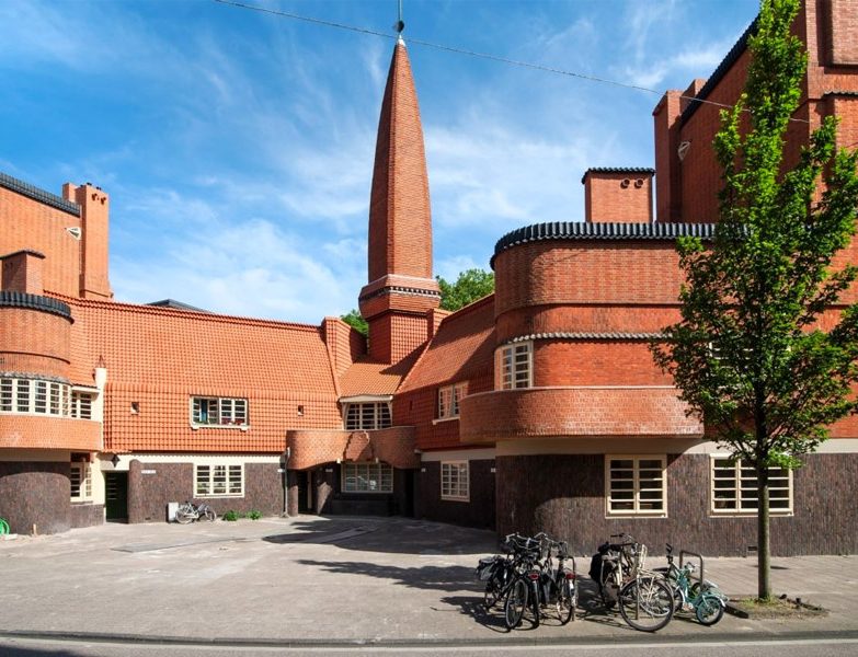 O mais prolífico dos edifícios da Escola de Amsterdam, Het Schip (O Barco) foi desenhado por Michael de Klerk em 1919 como um produto da Lei da Moradia de 1901, que favorecia a criação de associações cooperativas de moradia.