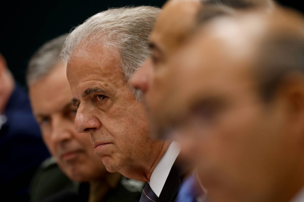 Da esquerda para a direita, o comandante do Exército, general Tomás Ribeiro Paiva, e o ministro José Múcio Monteiro, da Defesa, em sessão na Câmara. Foto de Pedro Ladeira / Folhapress.