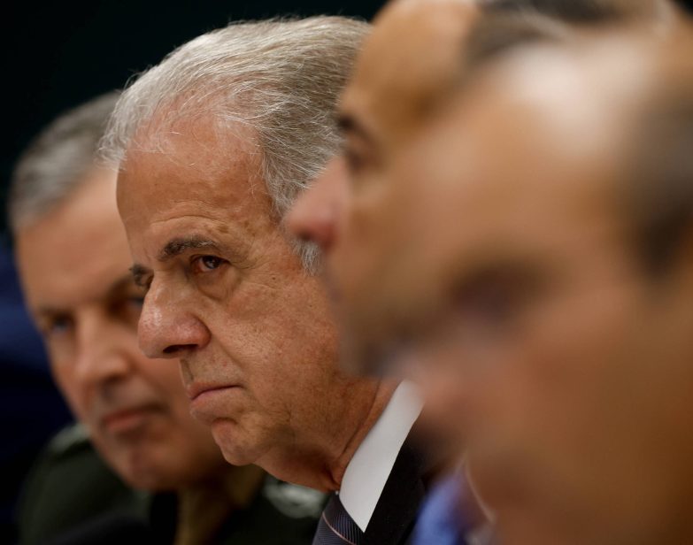 Da esquerda para a direita, o comandante do Exército, general Tomás Ribeiro Paiva, e o ministro José Múcio Monteiro, da Defesa, em sessão na Câmara. Foto de Pedro Ladeira / Folhapress.